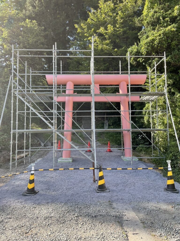 鳥居交換：中塗りと仕上げ