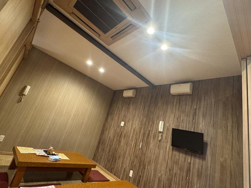 【青森市某飲食店】内装クロス張り替え工事