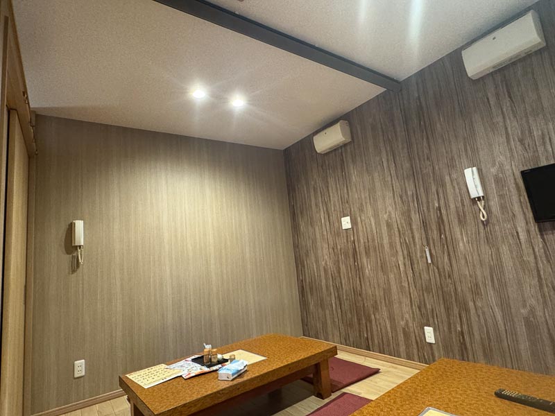 【青森市某飲食店】内装クロス張り替え工事