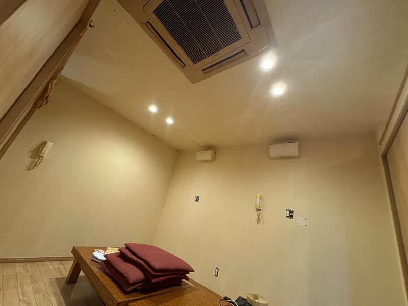 【青森市某飲食店】内装クロス張り替え工事