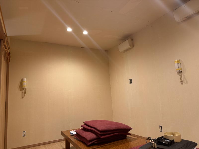 【青森市某飲食店】内装クロス張り替え工事