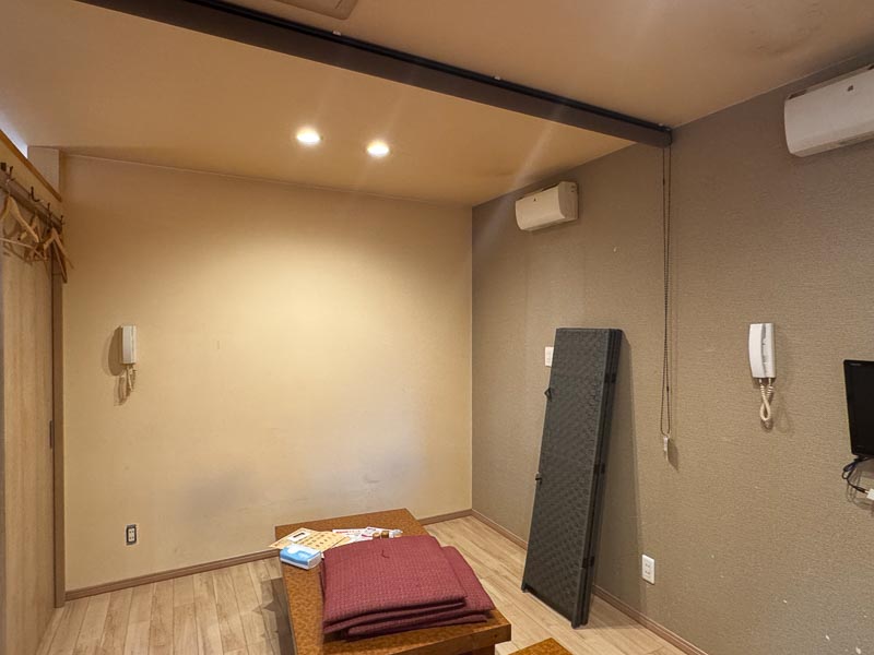 【青森市某飲食店】内装クロス張り替え工事